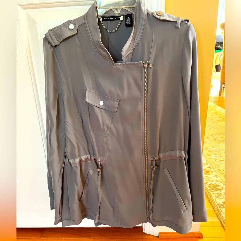 Chico’s Black Label Size 1 Gray Blouse with zipper closure and button detail